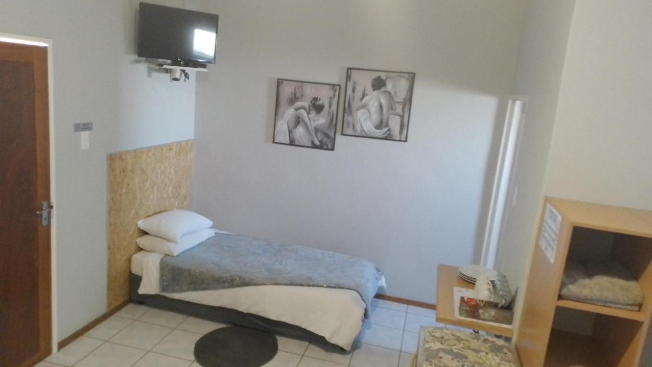 Larochelle Guesthouse Keetmanshoop Pokój zdjęcie